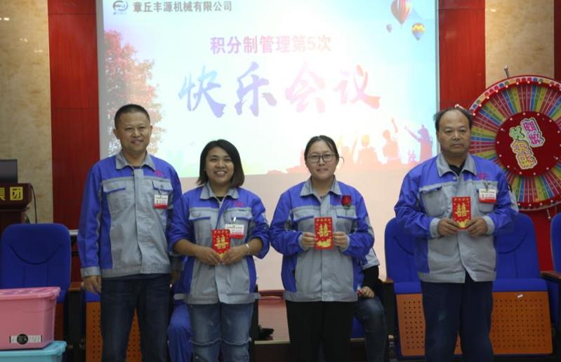 潘榮常總經理為提出合理化建議獲獎人員頒獎 潘榮常總經理為提出合理化建議獲獎人員頒獎