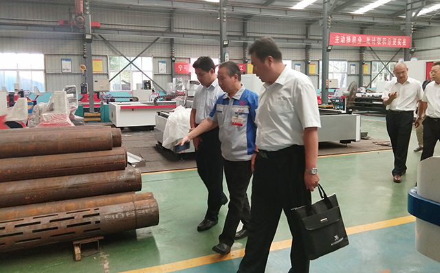 在集團董事長景奉國的引領下大家對公司進行了參觀。