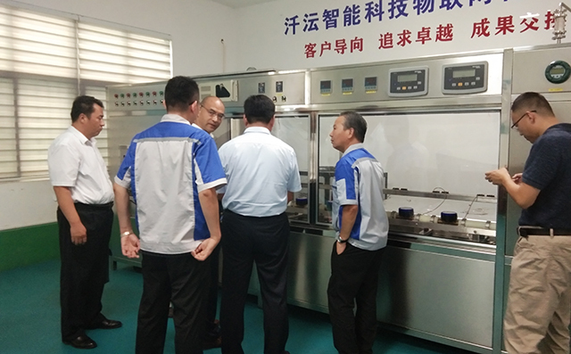 在集團董事長景奉國的引領下大家對公司進行了參觀。